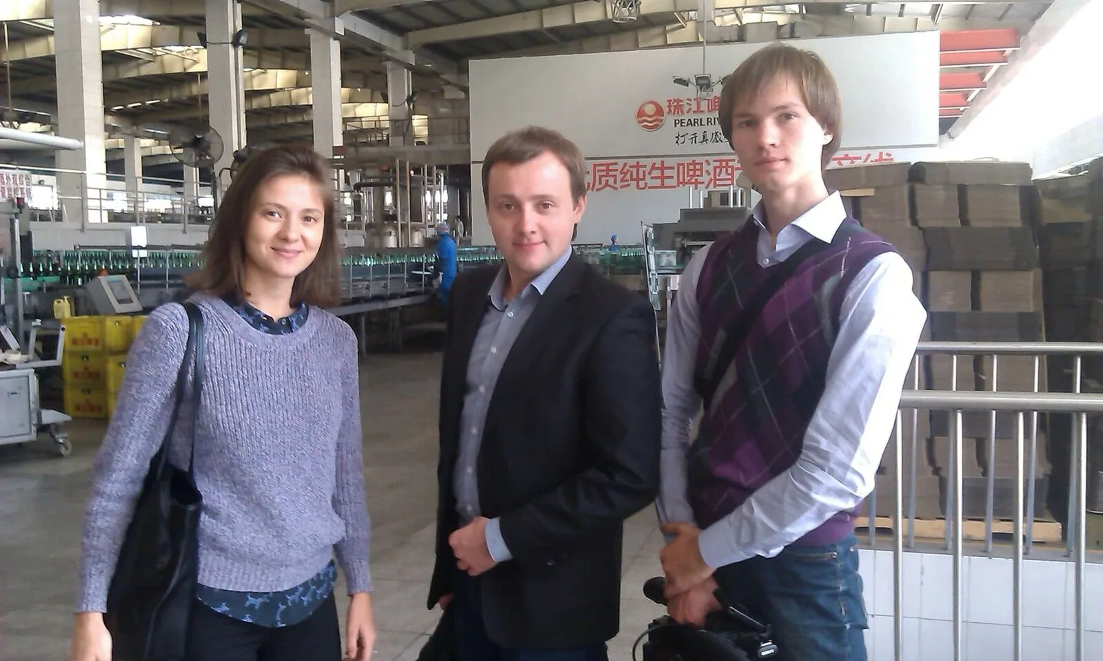 Equipo en visita a fábrica con un cliente