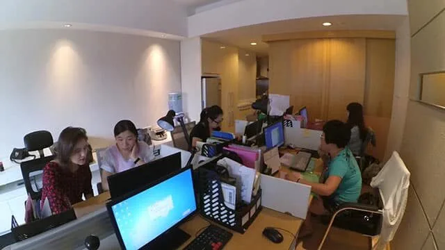 Equipo de nuestra empresa de compras en su oficina de Guangzhou